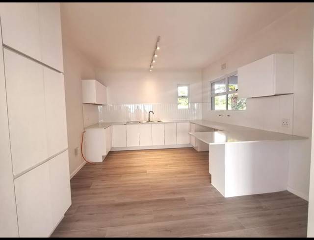 3 BEDROOM PROPERTY TO RENT IN SEA POINT UPPER